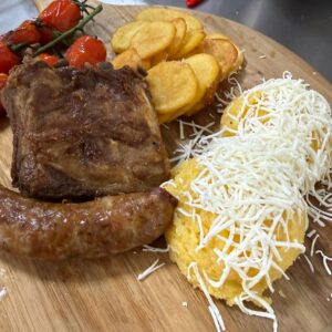 Coastă de porc cu cârnați la gârniță