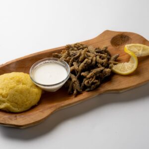 Hamsii prăjite cu mămăligă si mujdei de usturoi romanesc